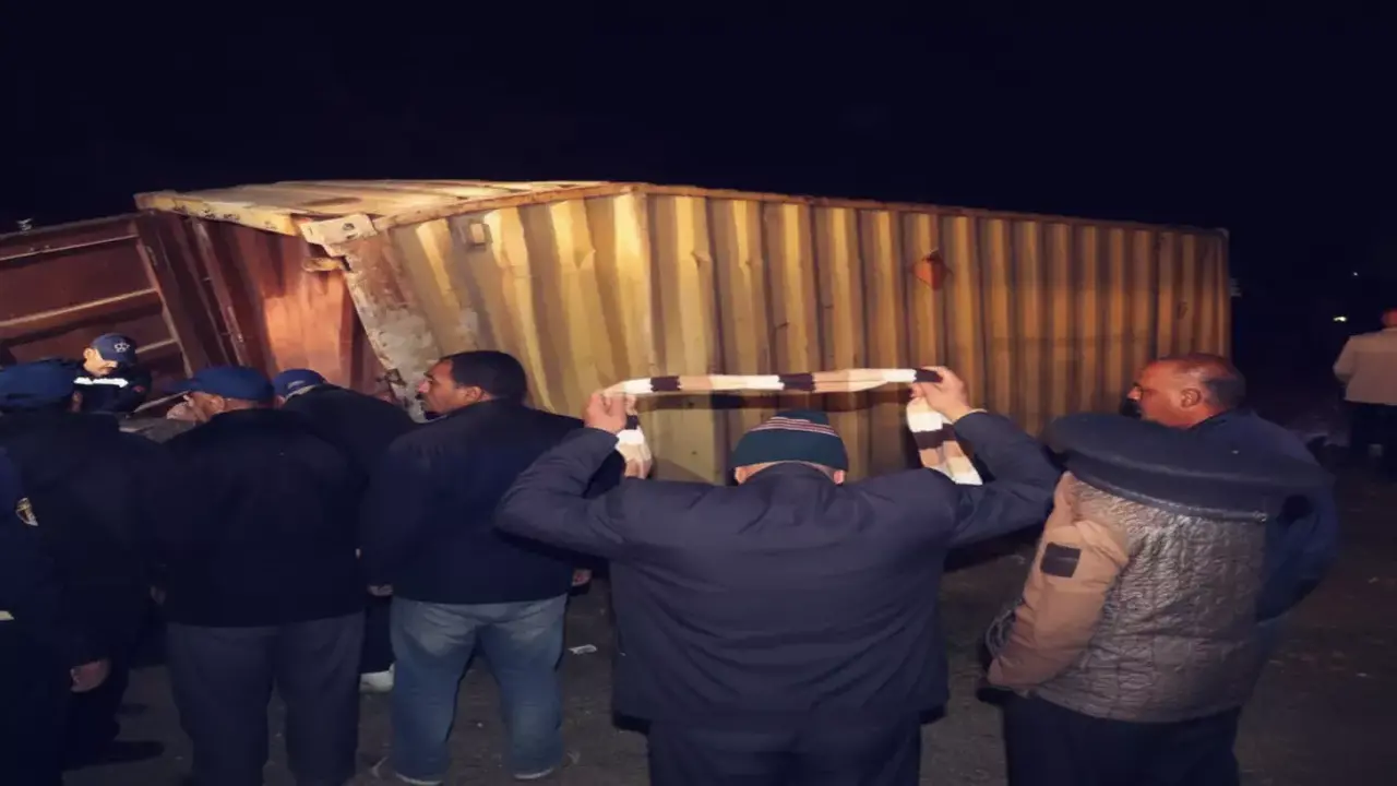 محافظ القليوبية يتولى تنسيق عمليات الإنقاذ بعد سقوط حاويات قطار طوخ وتأمين المنطقة